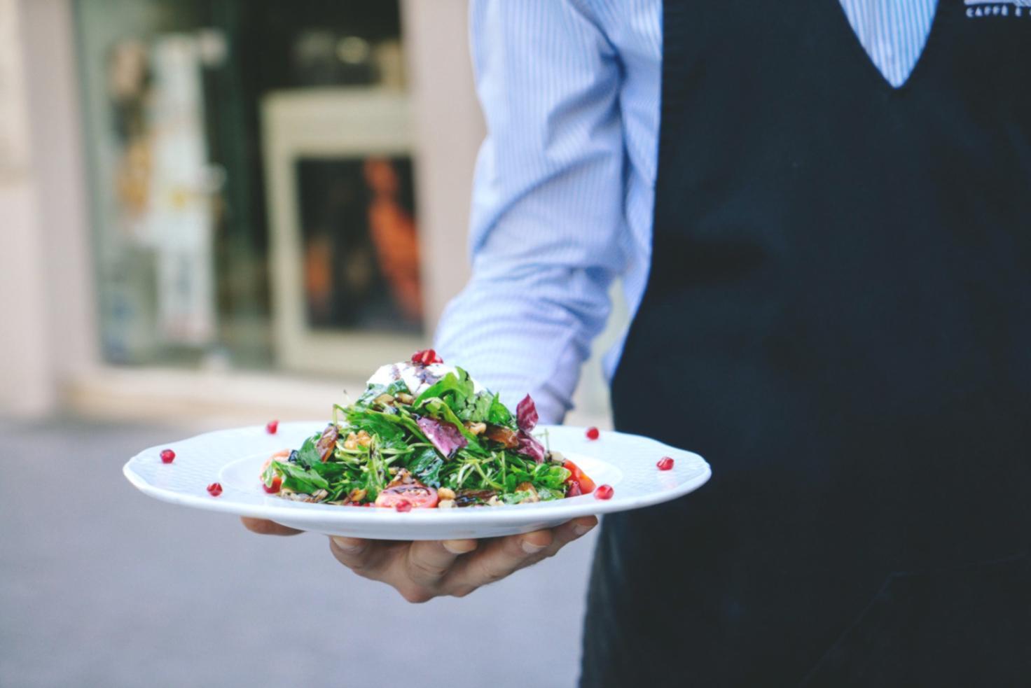 Stručnjak u laboratoriju analizira kvalitetu hrane